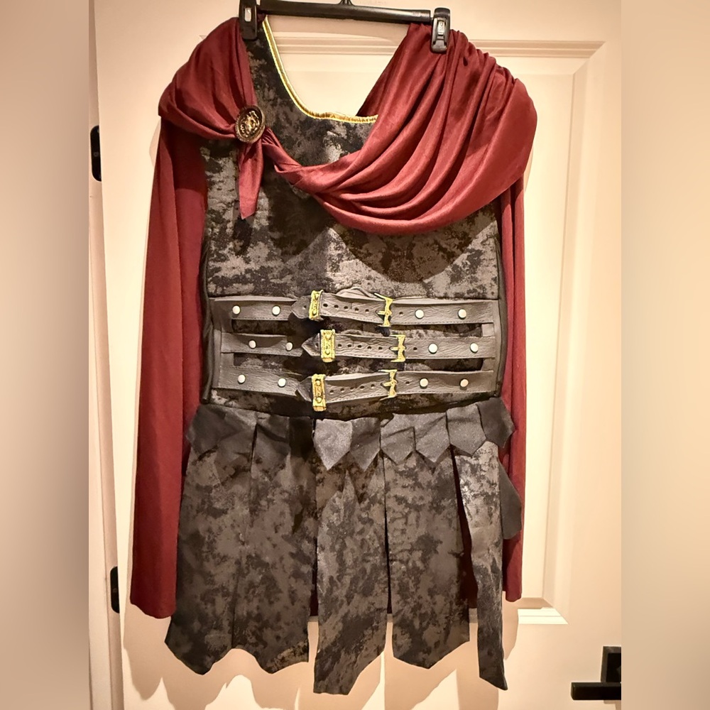 Men’s Gladiator Halloween costume One size does not include sword or shield